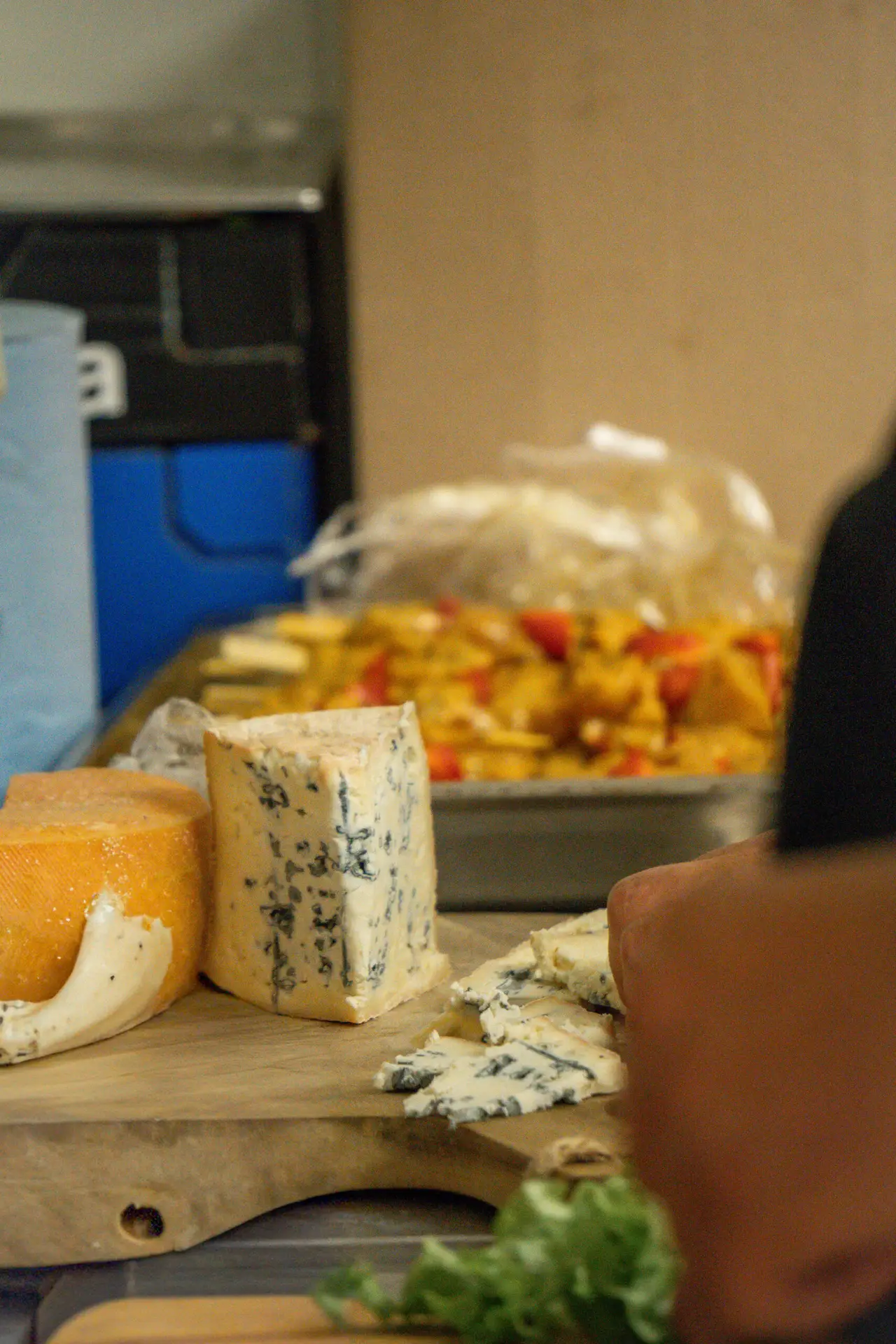 Gros plan sur un fromage bleu et préparation culinaire, photographie produit par Aptitude Pro.