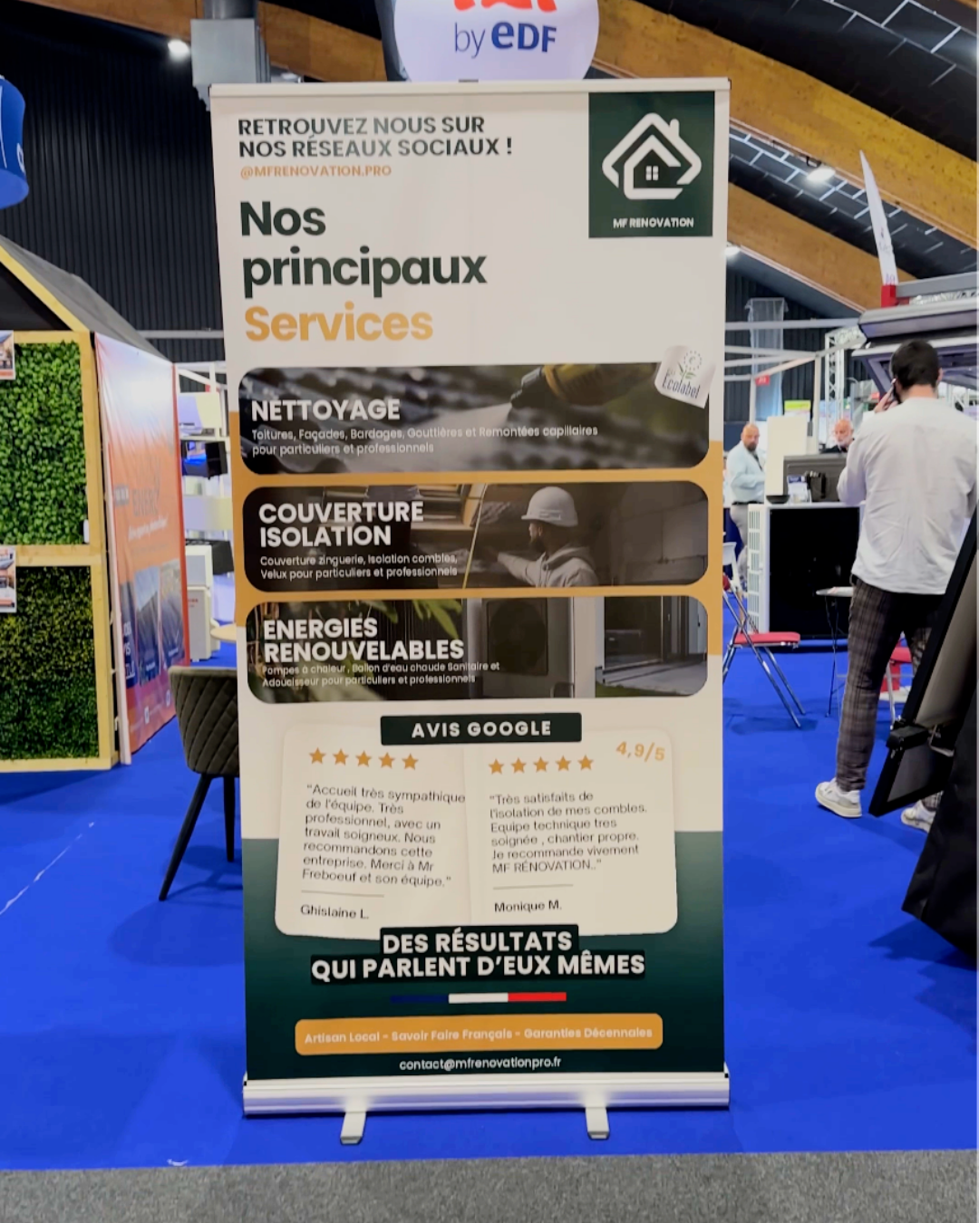 Stand professionnel avec banderole « Nos principaux services : nettoyage, couverture, isolation » et visiteurs, aménagement de stand par Aptitude Pro.