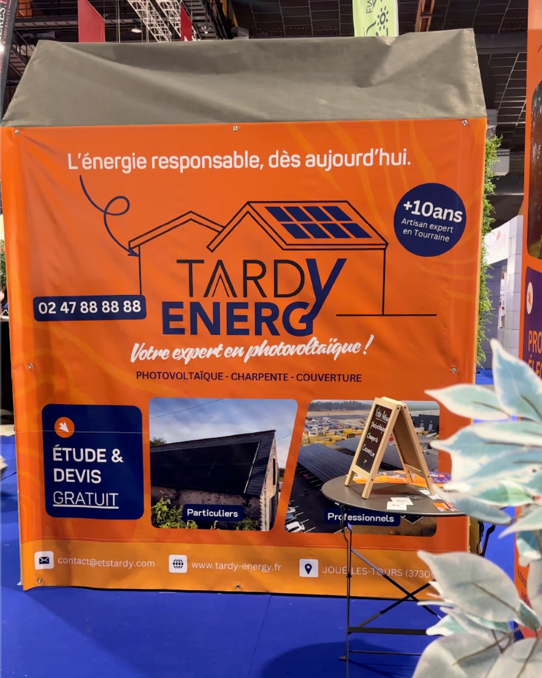 Kakémono orange Tardy Energy « L'énergie responsable, dès aujourd'hui » sur un stand de salon, création print par Aptitude Pro.