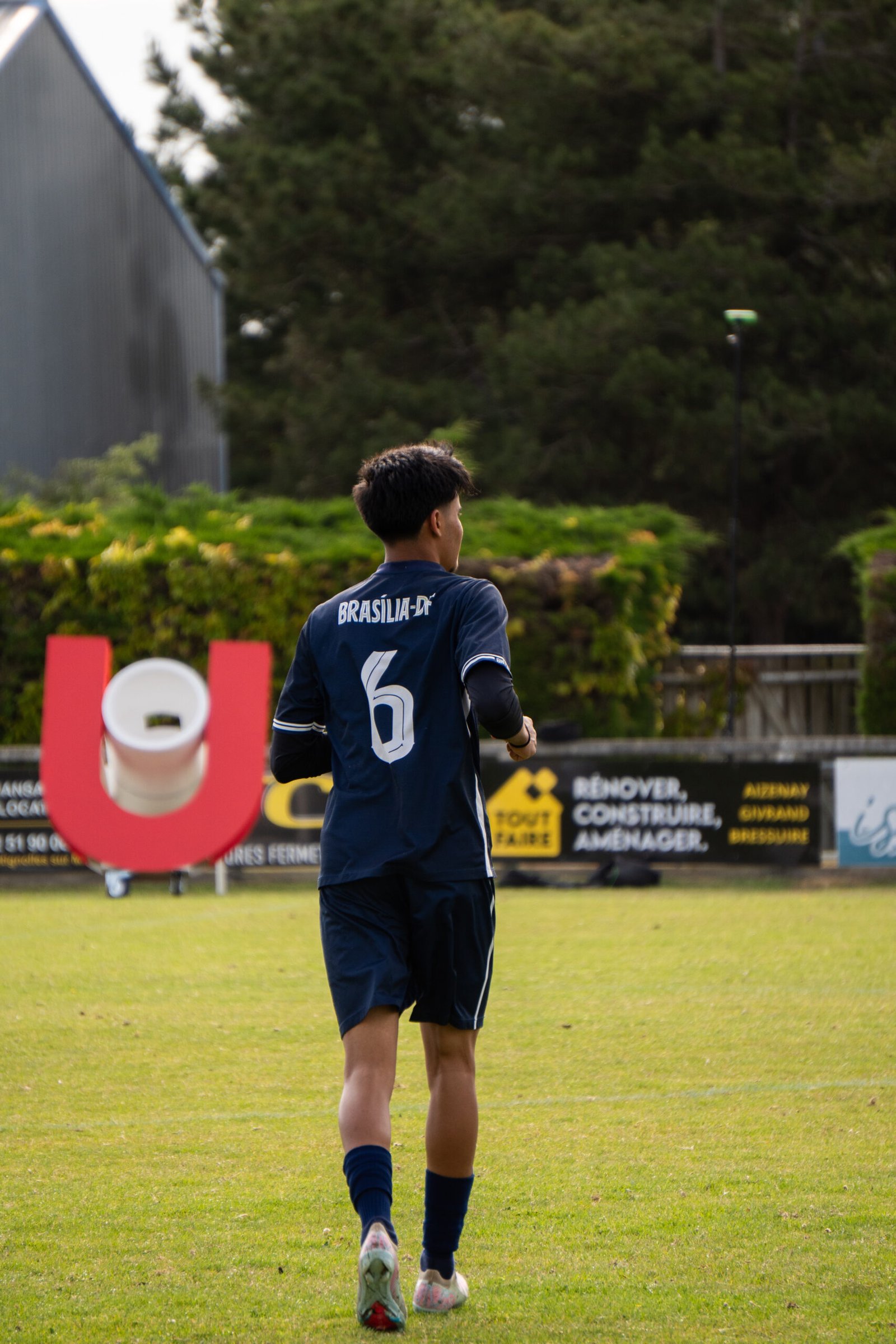Joueur de dos portant le maillot numéro 6, photographie sportive lors d'un tournoi par Aptitude Pro.