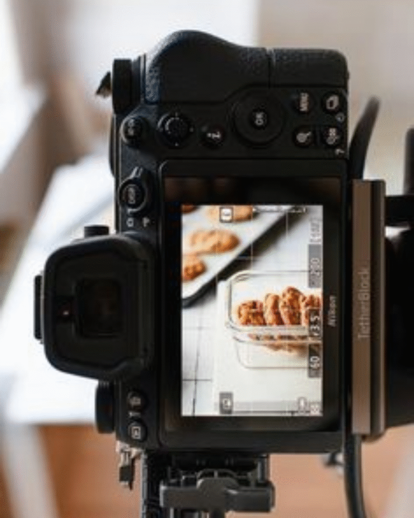 Écran arrière d'un appareil photo affichant une photographie de viennoiseries, shooting culinaire par Aptitude Pro.