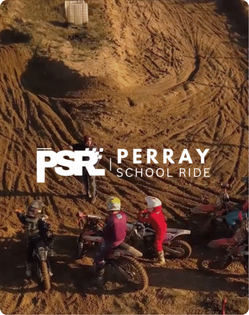 Logo PSR Perray School Ride superposé à des motards sur piste de terre, création graphique pour école de pilotage par Aptitude Pro.