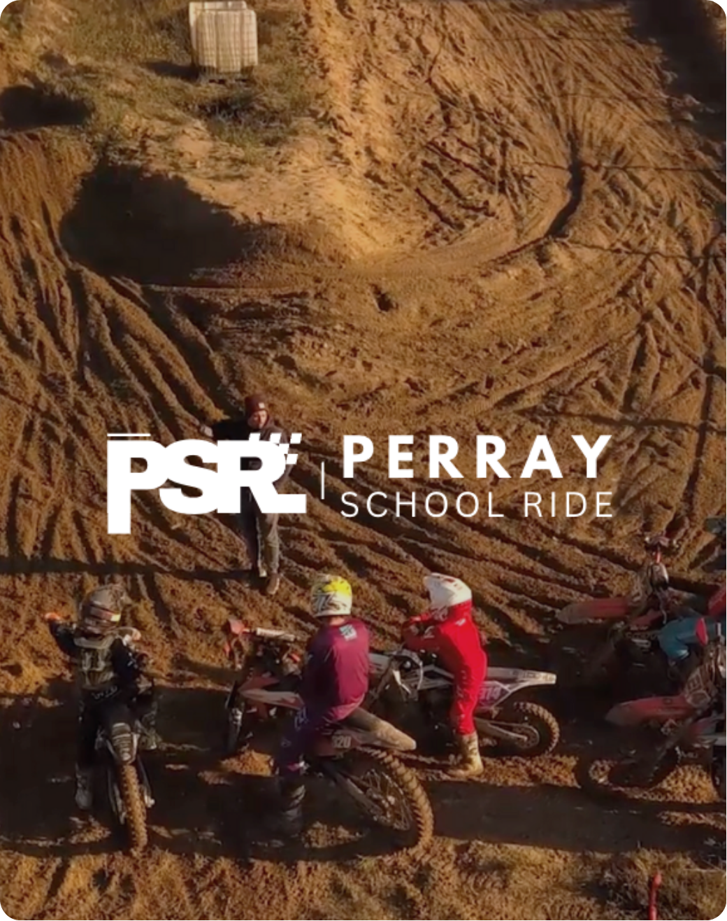 Logo PSR Perray School Ride superposé à des motards sur piste de terre, création graphique pour école de pilotage par Aptitude Pro.